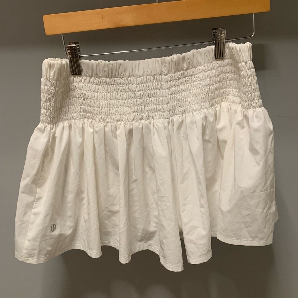 Lululemon shorts that look like skirt! Size 8 - Picture 2 of 3